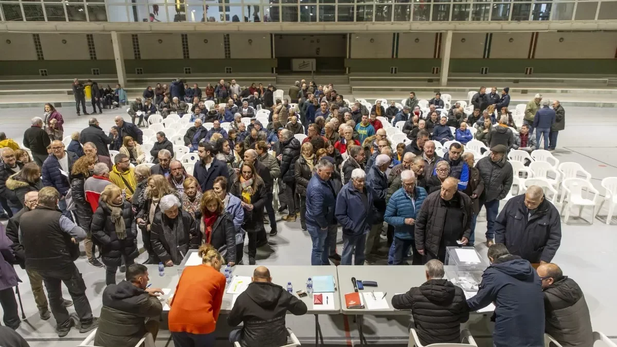 Nombrosos regants van acudir divendres a votar al pavelló de Térmens. - JORDI ECHEVARRIA