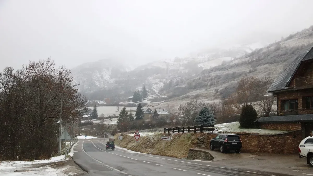 El acceso a Salardú mostraba las cimas con la nieve recién caída. - ACN