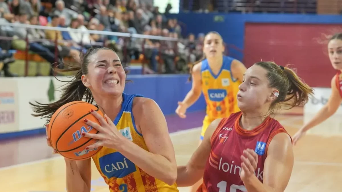 Shaylee Gonzales, la jugadora més destacada del Cadí i del partit, busca la cistella davant de Castedo. - ÀREA 11
