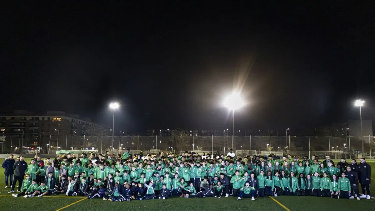 Foto de família de tots els equips que formen part aquesta temporada de l’estructura de la UE Balàfia. - INGRID SEGURA