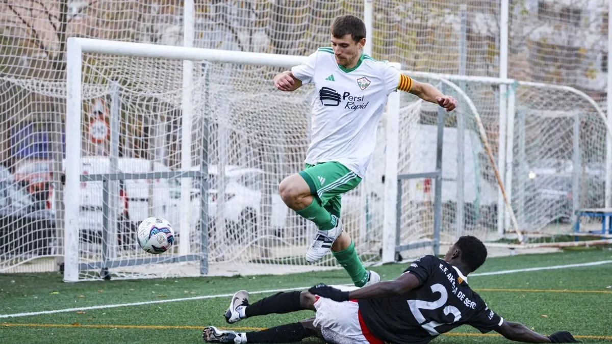 Yafa prova de frenar amb una escombrada Bosch, que li salta per sobre per seguir amb l’atac. - INGRID SEGURA