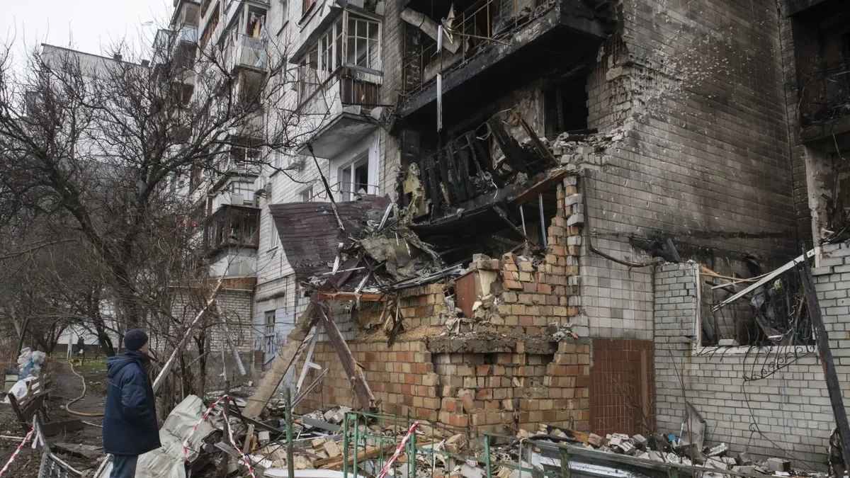 Un home mira un dels edificis destruïts per l’atac rus. - EFE