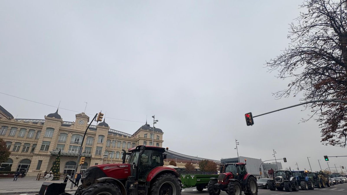 Més de 100 tractors tallen Príncep de Viana i Rambla Ferran a Lleida per les zepes
