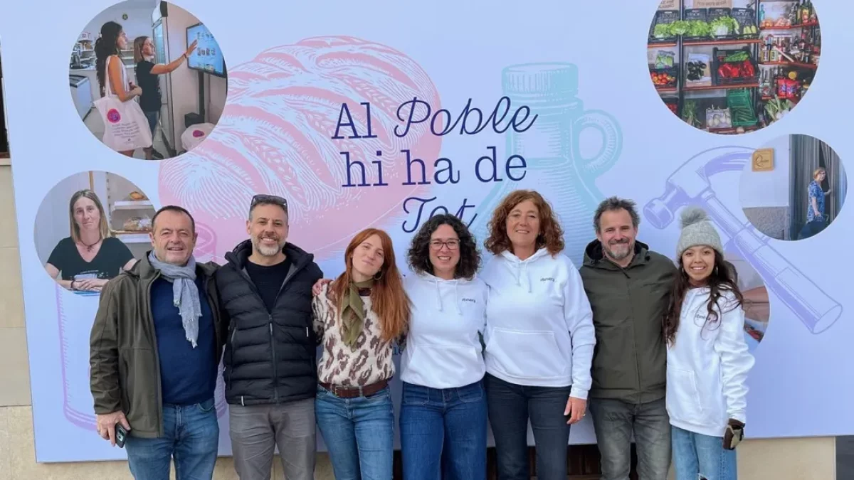 Representantes institucionales y del festival Itinera, el pasado sábado en Torre-serona. - FESTIVAL ITINERA