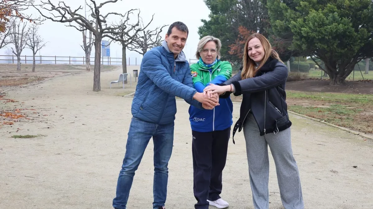 El alcalde, Xavi Acosta, la concejala Susana Torra y la directora técnica del FEDAC, Maribel Moncasí, en la zona deportiva local. - J.GÓMEZ