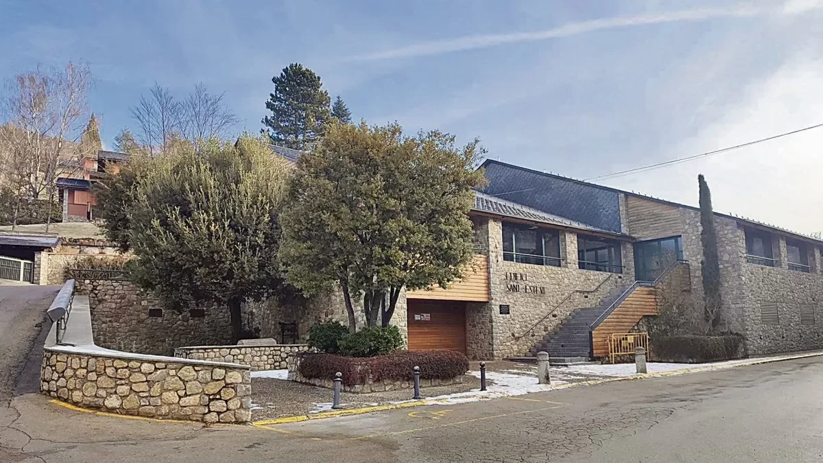 Las placas solares se instalarán en el tejado del local social Sant Esteve. - A.M.