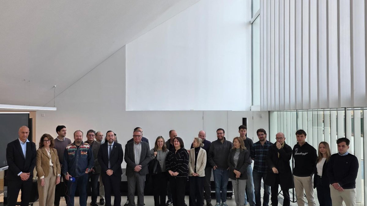 Xavi Palau (en el centro y con corbata), con representantes de los medios de comunicación de Lleida, ediles y afiliados del PP en el desayuno de Navidad.