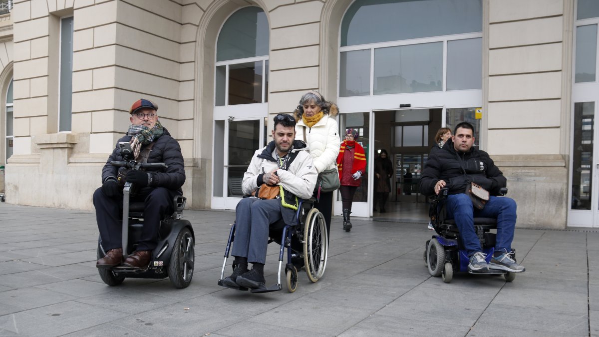 Usuaris amb mobilitat reduïda sortint de l'estació de tren de Lleida