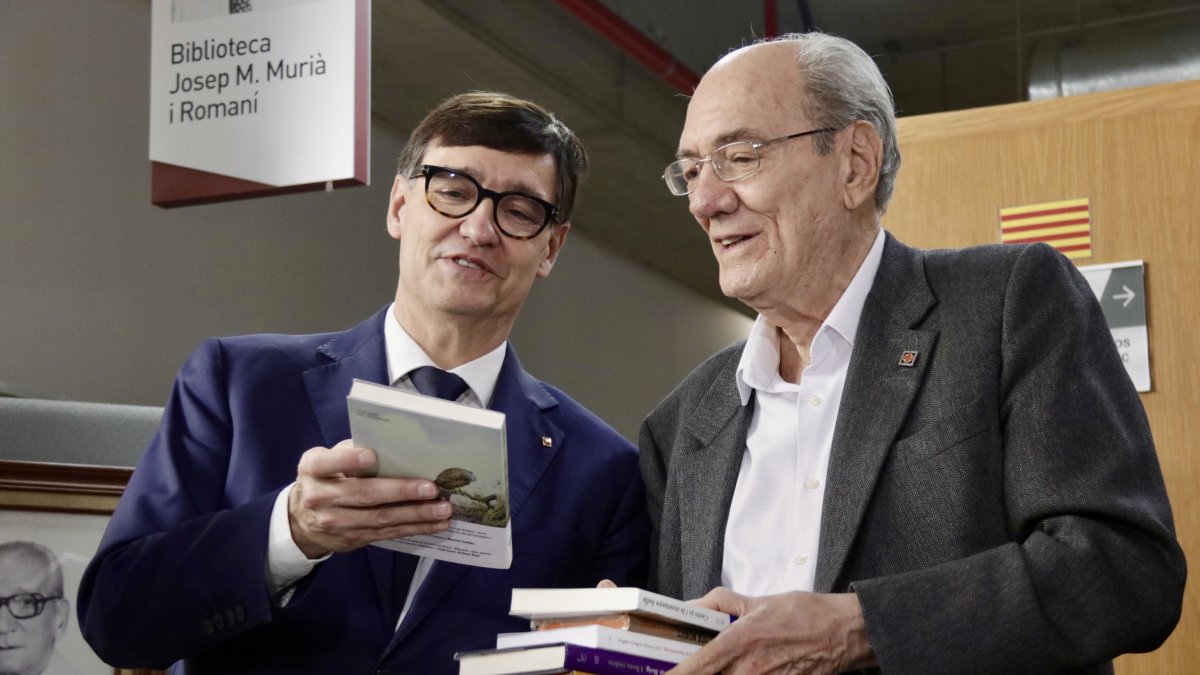 El president de la Generalitat, Salvador Illa, visita la biblioteca Josep Maria Murià i Romaní, a Guadalajara, durant la seua visita a Mèxic.