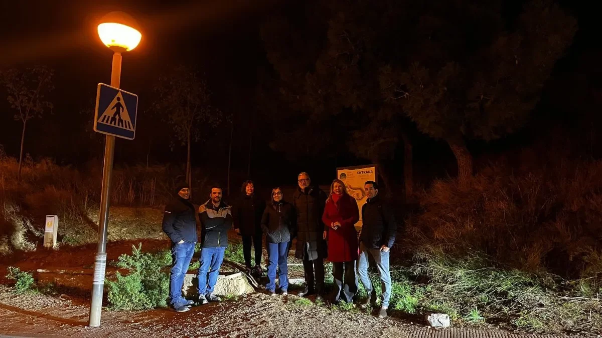 El alcalde, Fèlix Larrosa, y la teniente de alcalde Begoña Iglesias, con técnicos y vecinos de Gardeny. - AJUNTAMENT DE LLEIDA