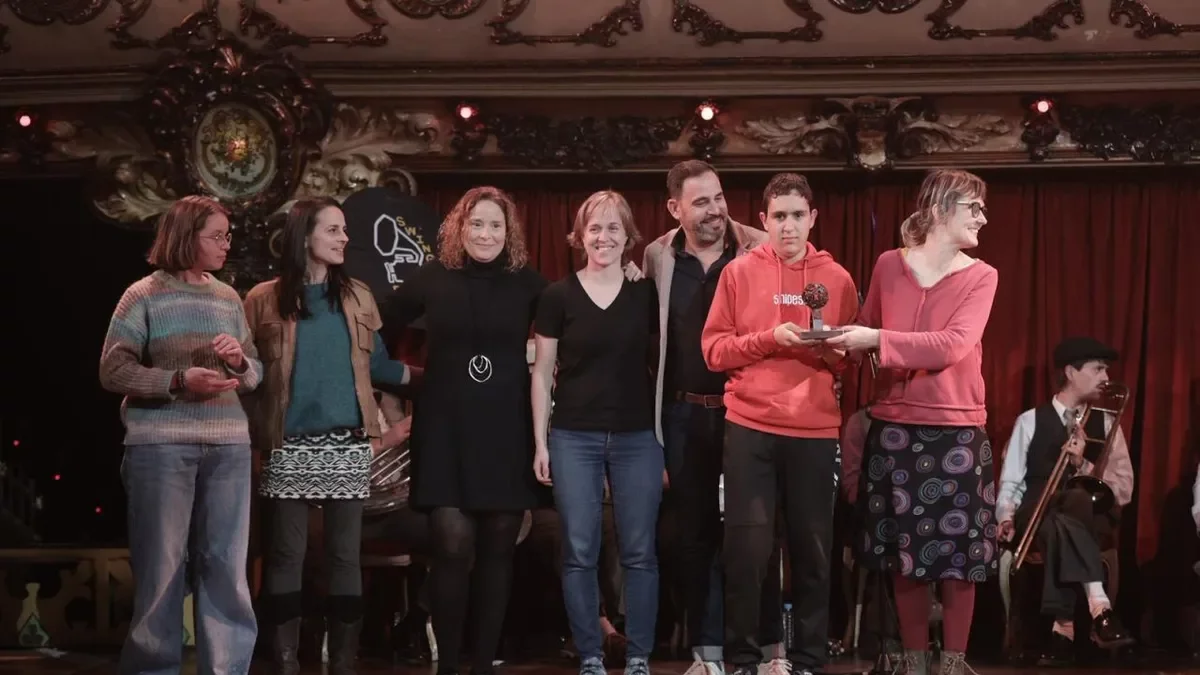 Representantes de la Associació Alba de Tàrrega, ayer en la entrega de premios en Barcelona. - FEDERACIÓ D’ATENEUS DE CATALUNYA