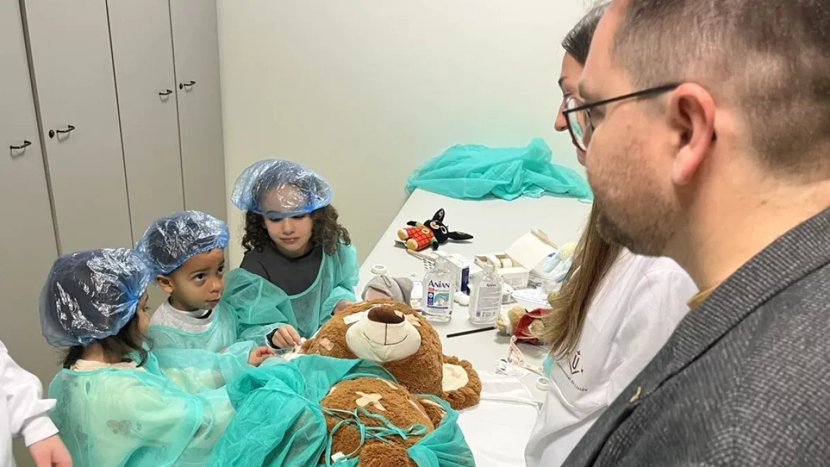 Tres joves participants, ahir a l’edifici municipal d’Albarés de la Bordeta. - AJUNTAMENT DE LLEIDA