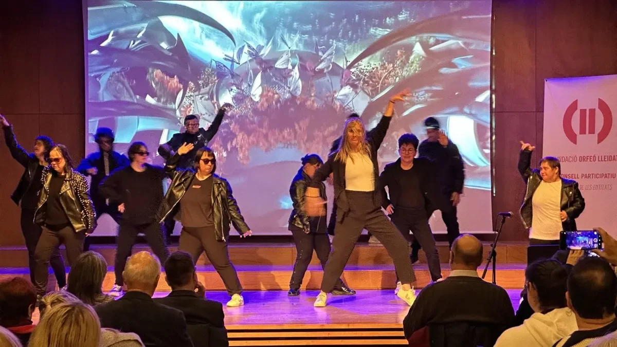 Actuación ayer del grupo Urban Dance de Down Lleida en el Espai Orfeó. - JORDI ECHEVARRIA