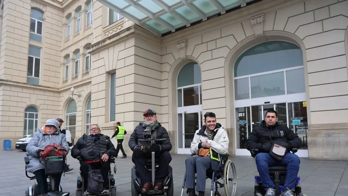 Algunos usuarios que se desplazaron ayer en transporte público desde distintos puntos de la provincia. - SEGRE