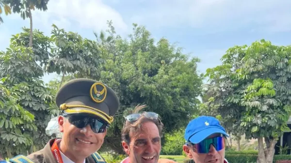 Hermoso, en el centro, junto a dos de sus pupilos, Zurita y Narváez.