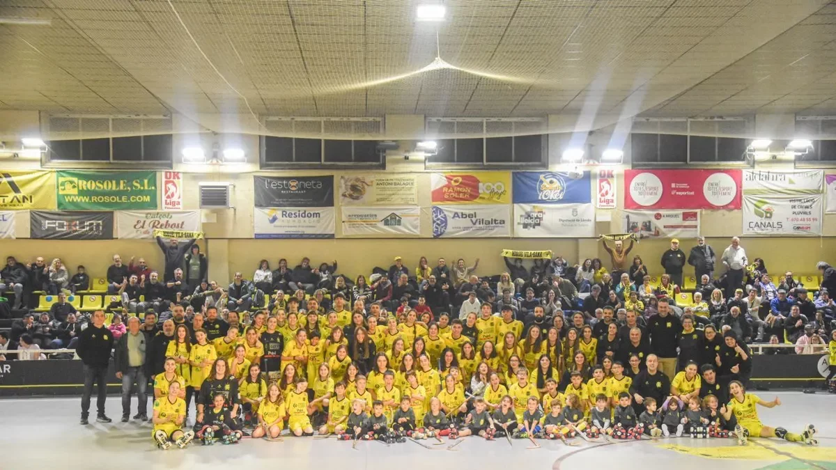 Foto de familia de todas las jugadoras y jugadores que forman parte esta temporada 2025-2026 del Club Patí Vila-sana. - CLARA LIÁÑEZ