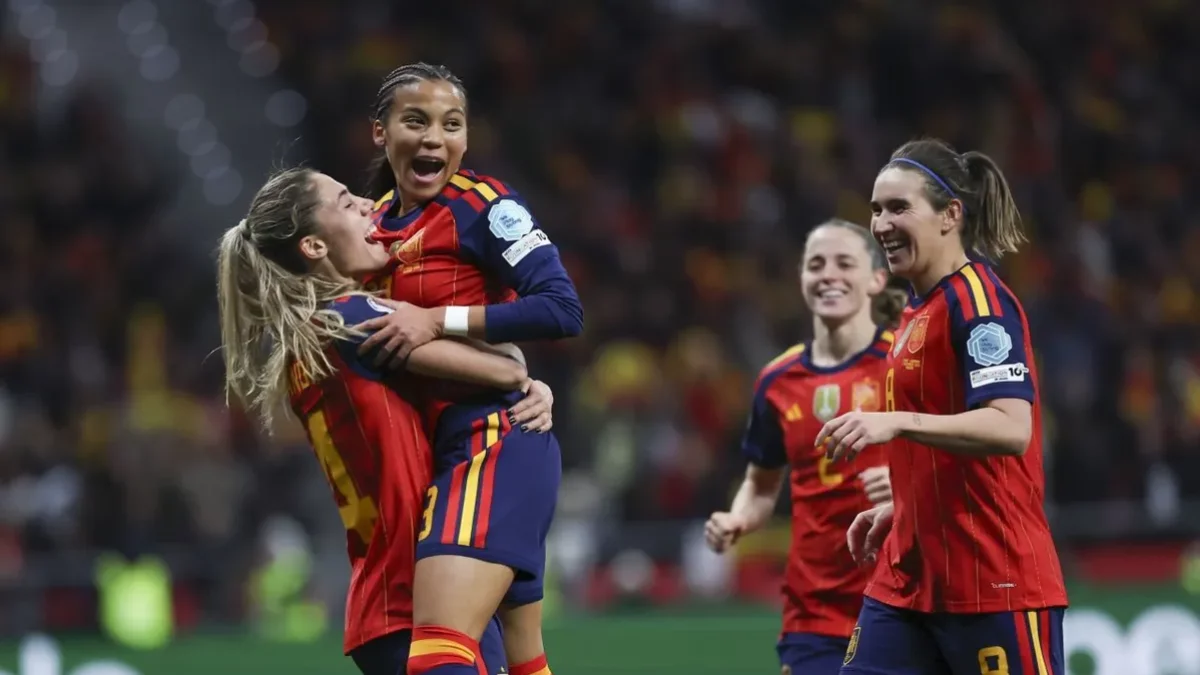 Vicky López es felicitada por su gol por Aleixandri, Mariona y Batlle. - EFE/ KIKO HUESCA