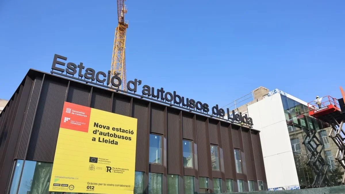 L’estació d’autobusos ja llueix el nou rètol - AMADO FORROLLA