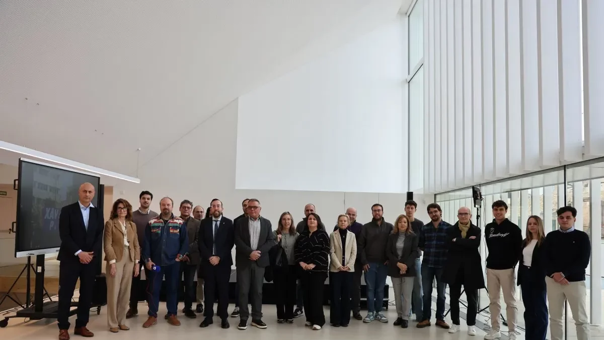 Xavi Palau (amb corbata), amb periodistes i membres del PP. - AMADO FORROLLA