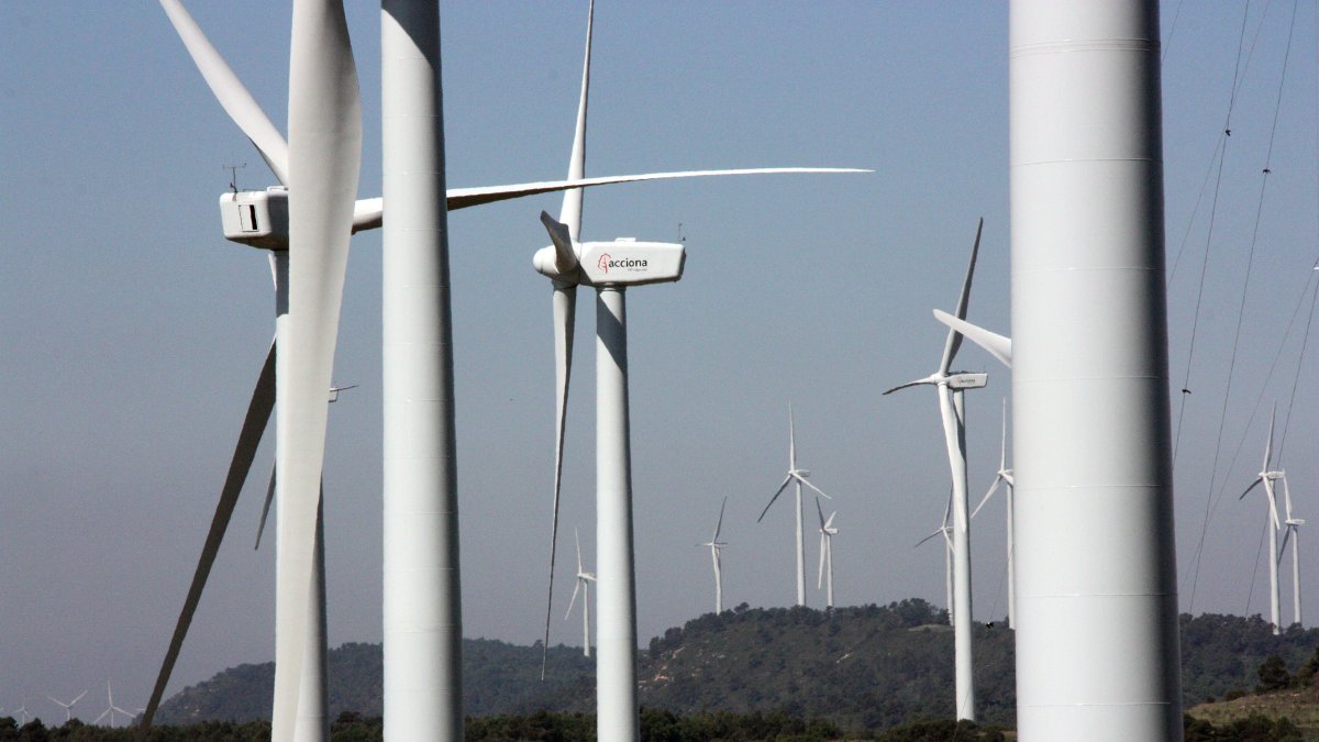 Molinos de viento del parque eólico de la Serra del Tallat, en el límite entre Tarragona y Lleida, en una imagen de archivo.