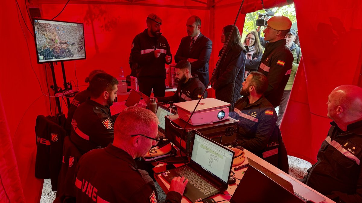 Els consellers de Presidència i Interior, Albert Dalmau i Núria Parlon, visiten la carpa de la UME del centre de comandament avançat de Torreferrussa.