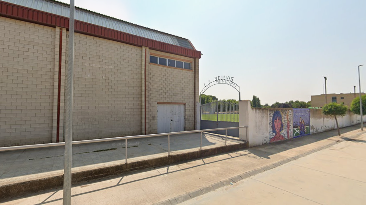 El pabellón y el campo de fútbol de Bellvís.