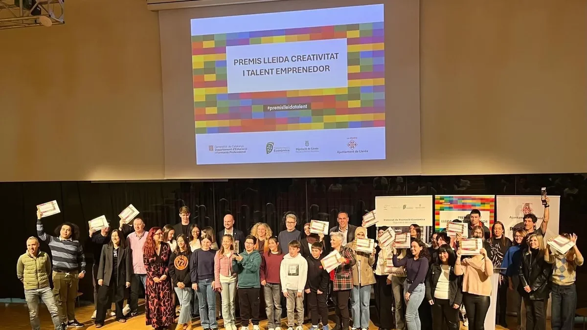 Els alumnes guardonats van rebre ahir els premis, que es van entregar a la Llotja. - AJUNTAMENT DE LLEIDA