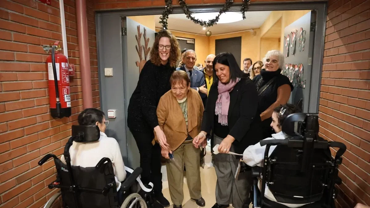 La delegada del Govern a Lleida, Núria Gil, va inaugurar les obres amb altres autoritats. - AMADO FORROLLA