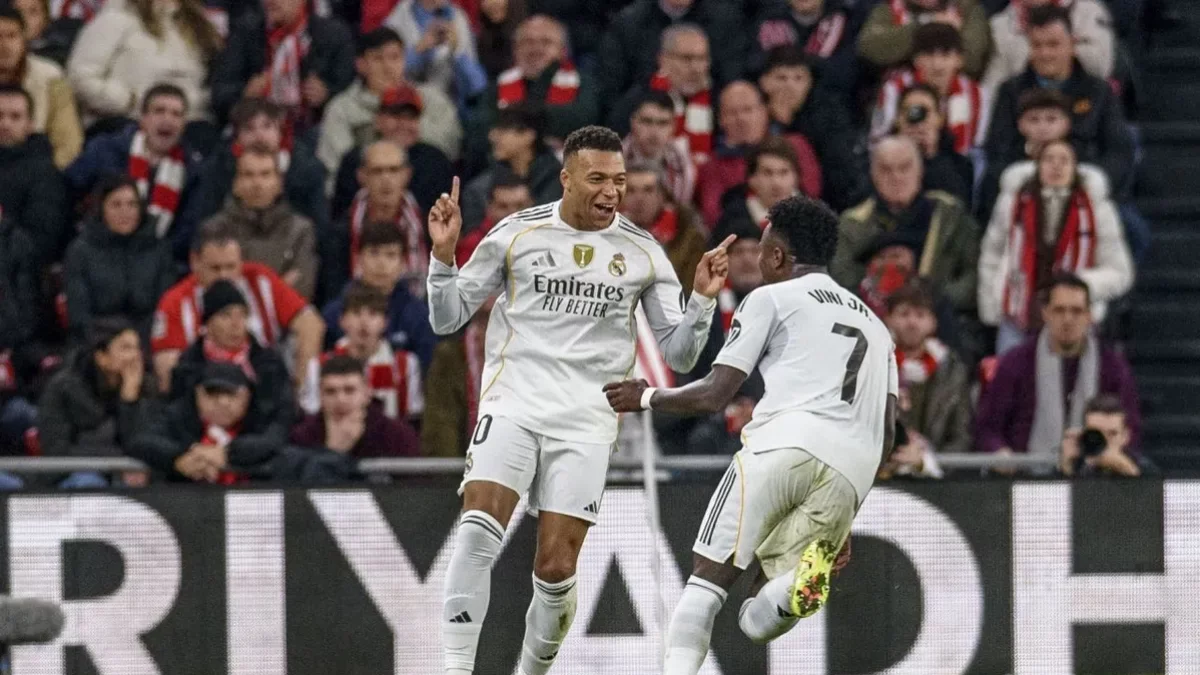 Mbappé celebra un dels dos gols que va marcar ahir a San Mamés. - EFE