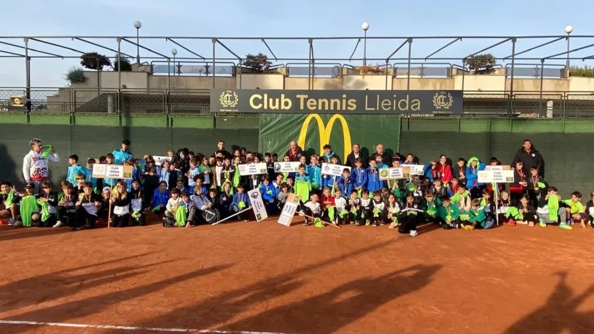 Foto de família de tots els participants a la festa de clausura de la Lliga McDonald’s celebrada a les pistes del Club Tennis Lleida.