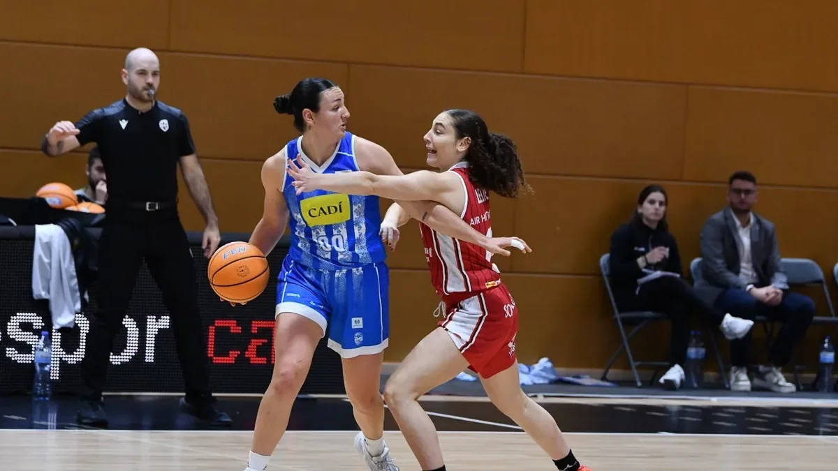 Gervasini i Leite, màximes anotadores del duel amb 22 punts, en una acció del joc. - AGUSTÍ PEÑA