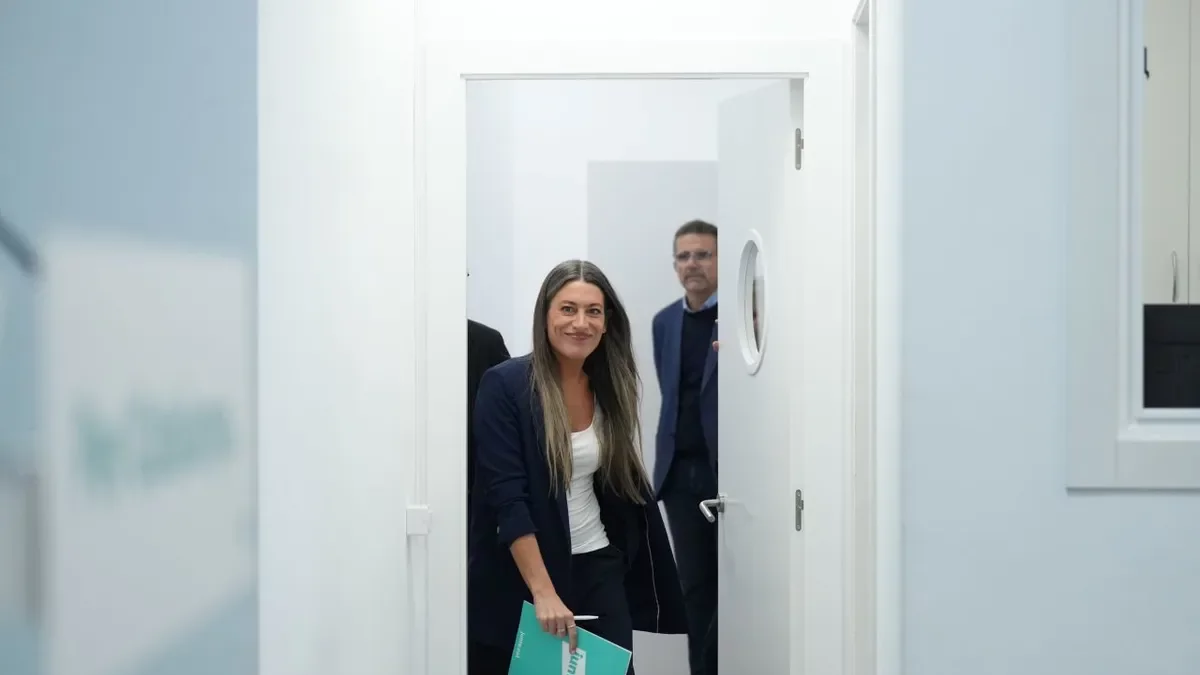 Míriam Nogueras se dirige a la rueda de prensa para replicar a Pedro Sánchez en la sede de Junts. - DAVID ZORRAKINO / EUROPA PRESS