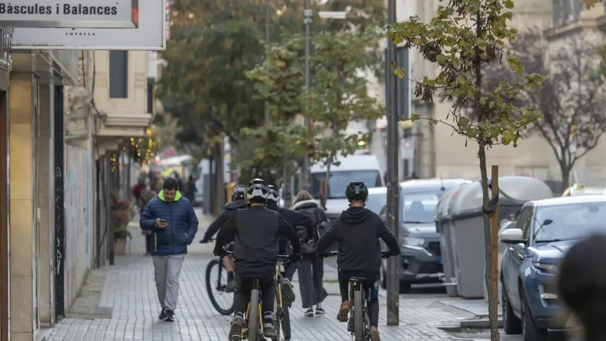 Un grupo de ciclistas circulando ayer por una acera en el centro de la ciudad. - MARC CARBONELL