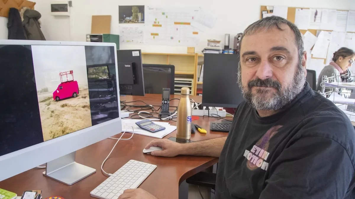 Xavi Brufau, con la creación digital ‘Camuflatge rosa’ que se exhibirá en la exposición en Corea. - LAIA PEDRÓS