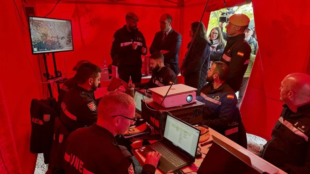 Los consellers de Presidencia e Interior, Albert Dalmau y Núria Parlon, visitan la carpa de la UME. - ACN