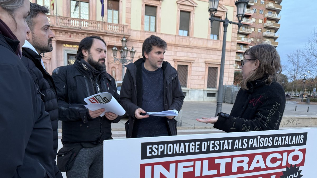 Membres de les organitzacions davant de la subdelegació del Govern espanyol després de presentar la querella.