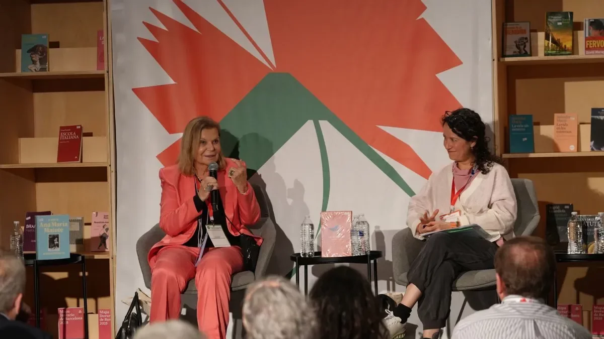 Carme Riera conversant amb Míriam Martínez. - ACN / ELI DON