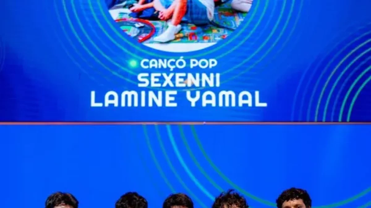 Els membres de Sexenni posant amb el guardó. - SEXENNI