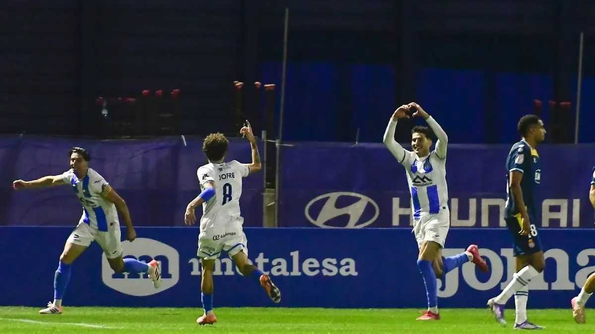 Els jugadors del Balears celebren el gol de la victòria. - EFE