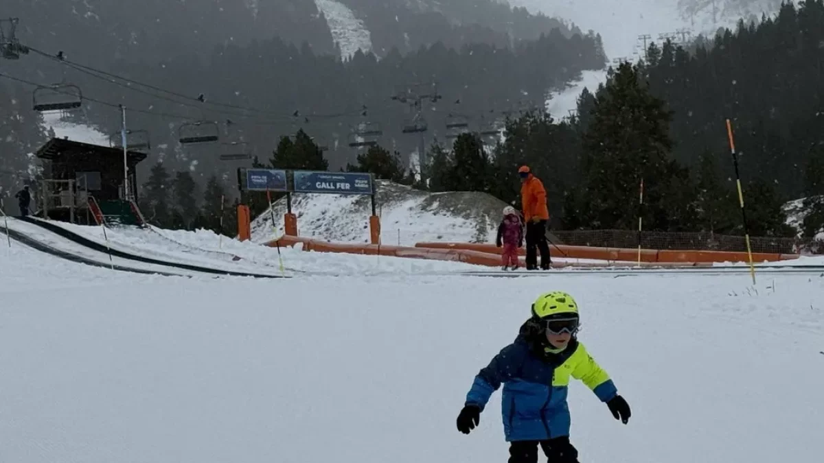 Un niño esquiando en la zona de debutantes de Port Ainé. - ACN