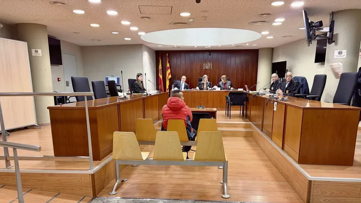 Imatge de l’home acusat d’agredir sexualment la seua filla, ahir al banc dels acusats. - A. GUERRERO