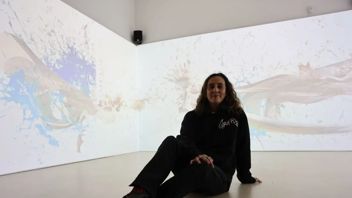 La creadora visual Alba G.Corral posando junto a su obra, proyectada en la planta baja del Morera. - AMADO FORROLLA