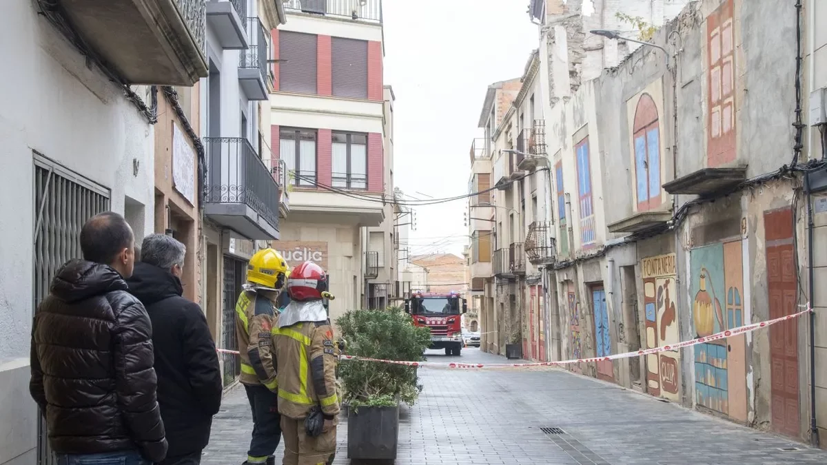El regidor d’Urbanisme, tècnics municipals i serveis d’emergència al lloc ahir al migdia. - LAIA PEDRÓS