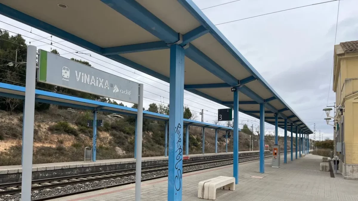 El andén de la estación cerrada de Vinaixa. - M.CODINAS