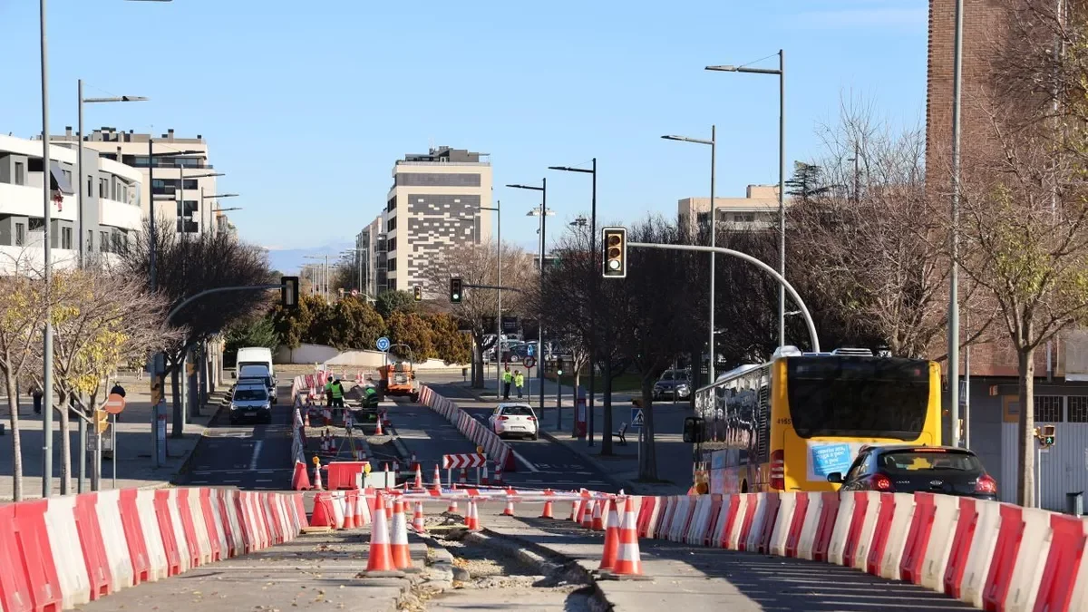 El tram de Prat de la Riba amb dos carrils de circulació tallats per les obres. - AMADO FORROLLA