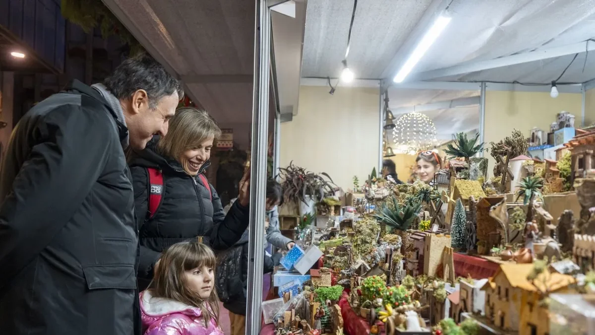 El Mercat de Santa Llúcia ja ocupa el Pati de les Comèdies de Lleida. Des d’ahir i fins al dia 24, amb quatre parades de pessebres i figures tradicionals, decoració festiva i arbres naturals. - J.GÓMEZ