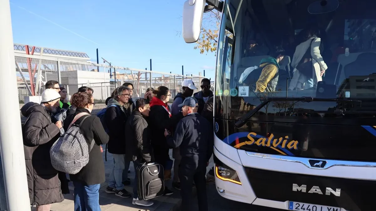 Viatgers van pujar a un autocar a Lleida que els va tornar al punt de partida al cap de poc de sortir. - AMADO FORROLLA