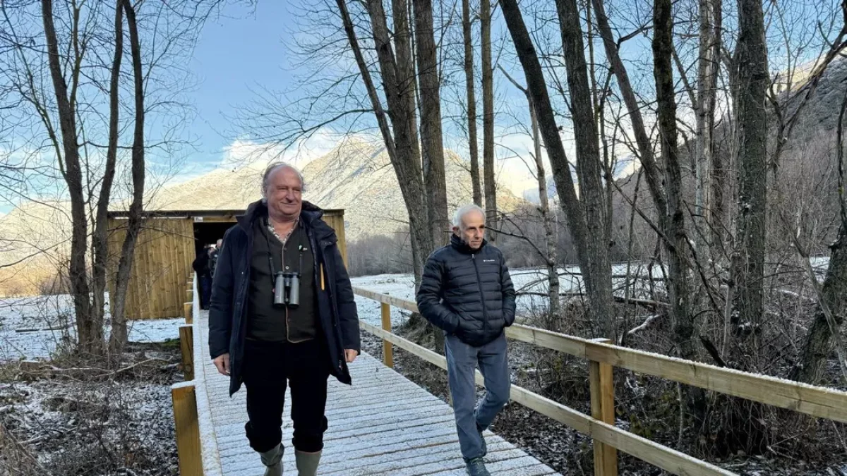 Jordi Sargatal (esquerra) va visitar ahir la zona recuperada. - MARTA LLUVICH/ACN