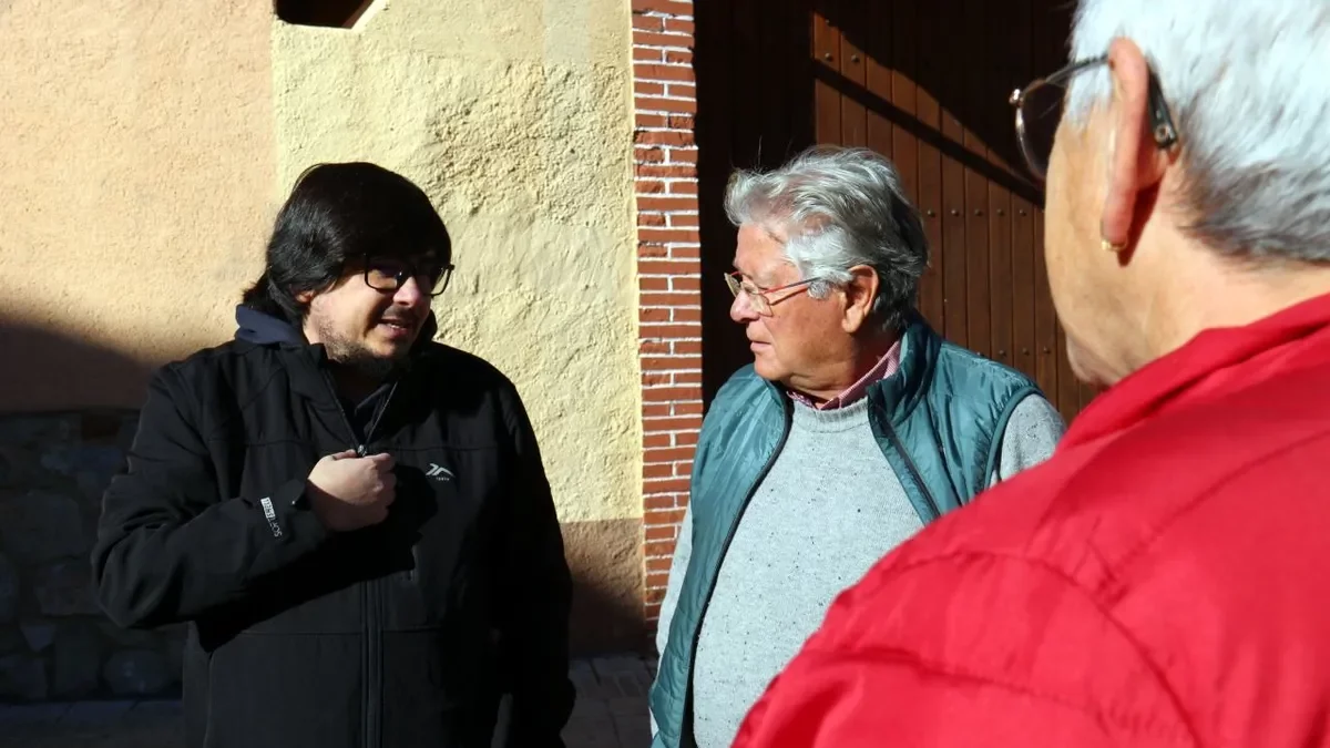 El alcalde de Gósol, Rafel López, conversando con vecinos. - ACN