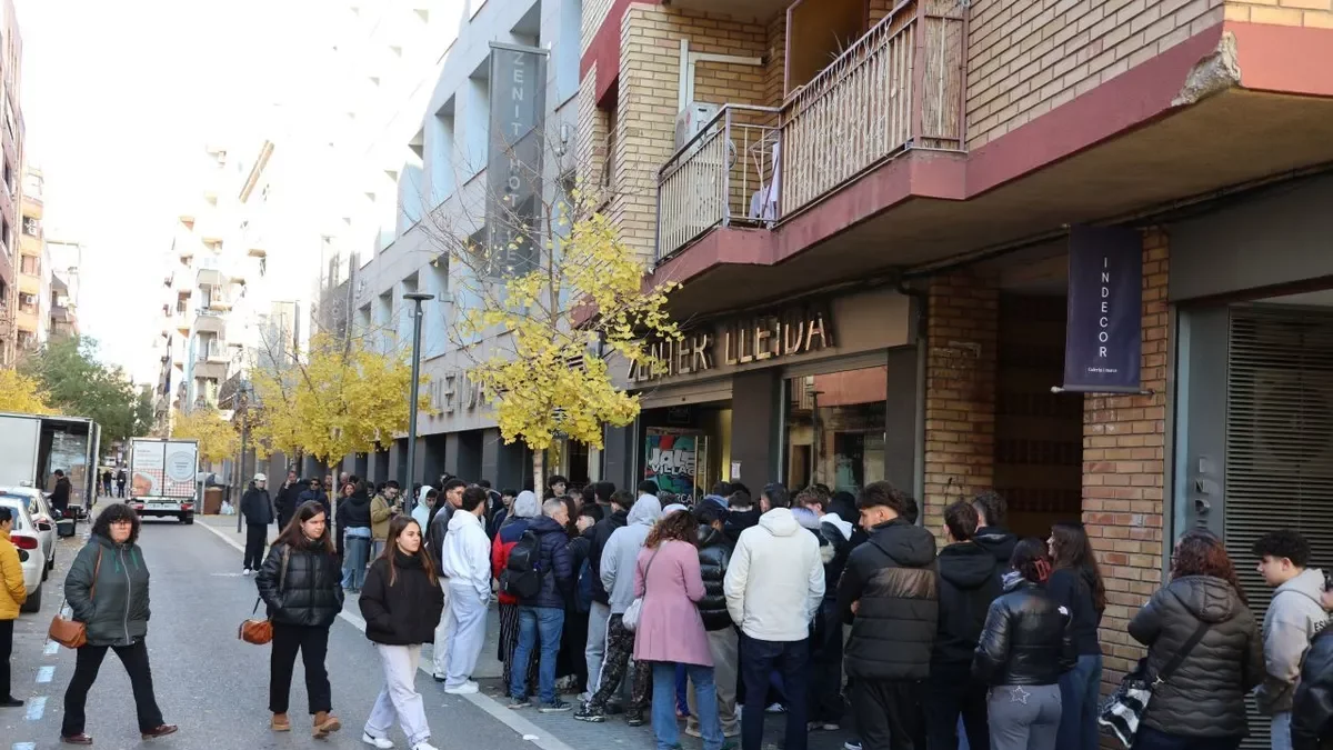 Centenars de joves van formar llargues cues ahir a la porta de l’hotel Zenit. - MARC CARBONELL